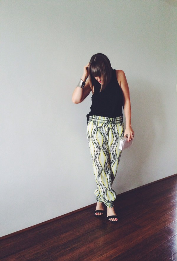 How to wear printed pants